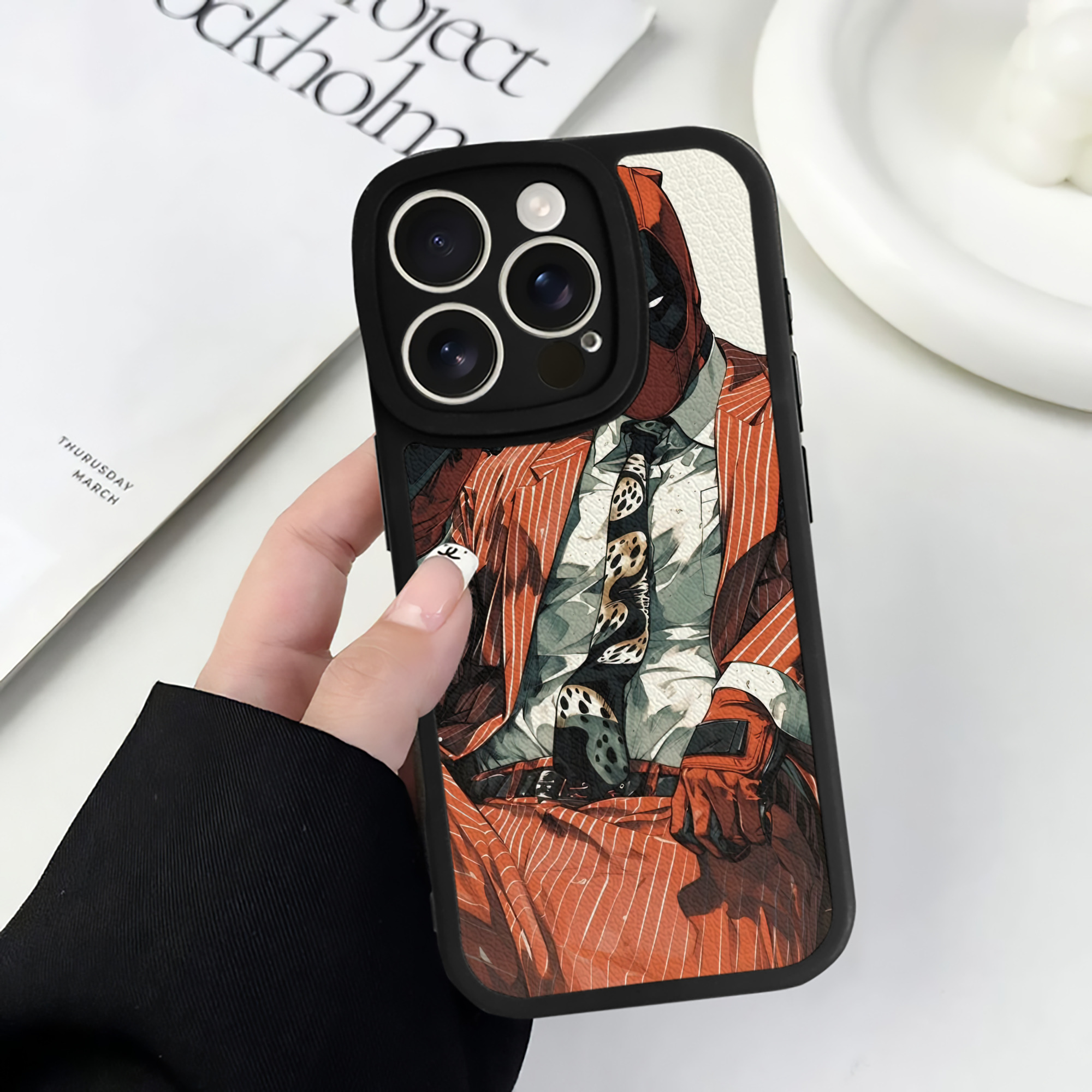 （画像用） Deadpool デッドプール 【iPhone 16シリーズ対応】シリコンスマホケース（レザー調） 材質：シリコン
